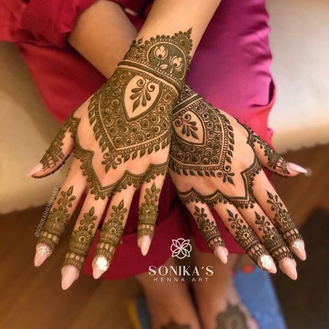 Mehndi For Groom Sister, Groom Sister Mehndi Design, Simple And Beautiful Mehndi Designs, Back Hand Bridal Mehndi, Backhand Mehndi Designs, Mehndi Designs For Back Hand, Easy And Simple Mehndi Designs, Mehndi Designs For Back, Wedding Henna Designs