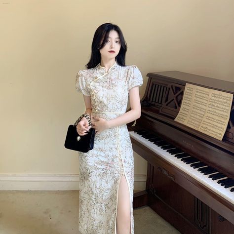 Chinese Neck Dress, Farewell Dresses, Neat Casual Outfits, Chinese Cheongsam, Modern Hanfu, Celebrity Casual Outfits, Chinese Style Dress, Traditional Dresses Designs, Fotografi Vintage