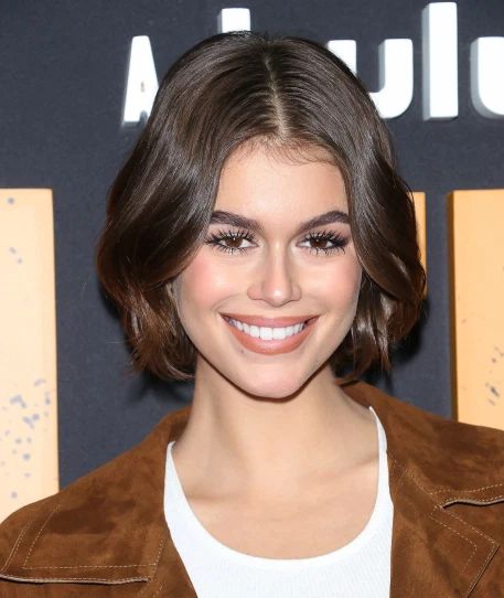 Kaia Gerber 2020 Thick Short Hair Cuts, How To Style Short Hair, Carrie Underwood Hair, Haircuts For Frizzy Hair, Style Short Hair, Thick Wavy Hair, Cool Short Hairstyles, Lob Haircut, Short Hairstyles For Thick Hair