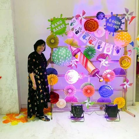 Holi Selfie Booth, Holi Board Decoration, Holi Bulletin Board Decoration, Holi Celebration Ideas Kids, Holi Party Decoration Decorating Ideas, Holi Decorations Ideas At Home, Holi Event Decor, Holi Decoration Ideas For School, Selfie Point Ideas For School