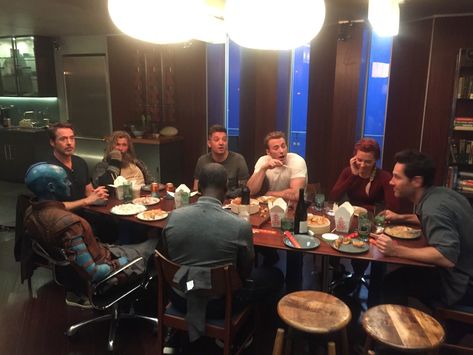 Mark Ruffalo on Twitter: "Casually discussing how we can save the world over dinner. #AvengersEndgame… " Karen Gillian, Dr Marvel, Robert Downey Jr., Avengers Cast, Univers Marvel, Chris Evans Captain America, Paul Rudd, Karen Gillan, Mark Ruffalo