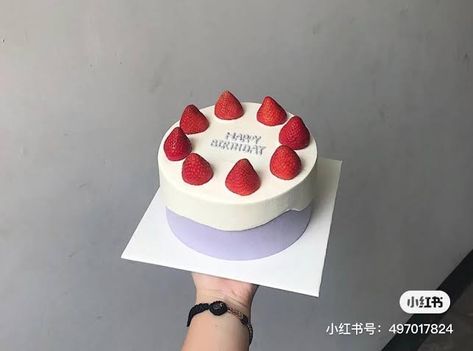 10 Desain Kue Ulang Tahun Korea yang Simpel dengan Warna Pastel , Tak hanya desain kamar, trend Korea yang kini semakin populer adalah kue ulang tahun Korea. Dimana ada beberapa perbedaan dengan kue , https://www.dailysia.com/desain-kue-ulang-tahun-korea/ Pastel Cakes, Cake Mini, Korean Cake, Simple Cake Designs, Mini Cakes Birthday, Cake Decorating Frosting, Beautiful Birthday Cakes, Simple Birthday Cake, Pretty Birthday Cakes