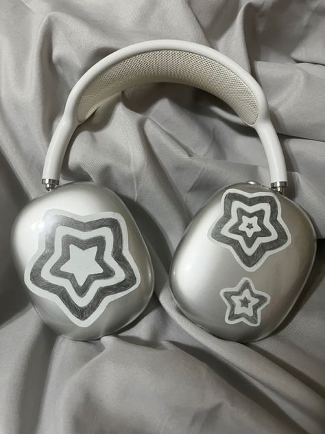 Air Pod Pro Max Aesthetic, Headphones Air Pods, Apple Airpods Max Aesthetic, Decorated Headphones, Headphone Decoration, Custom Headphones, Customized Stickers, Headphones Aesthetic, Diy Headphones