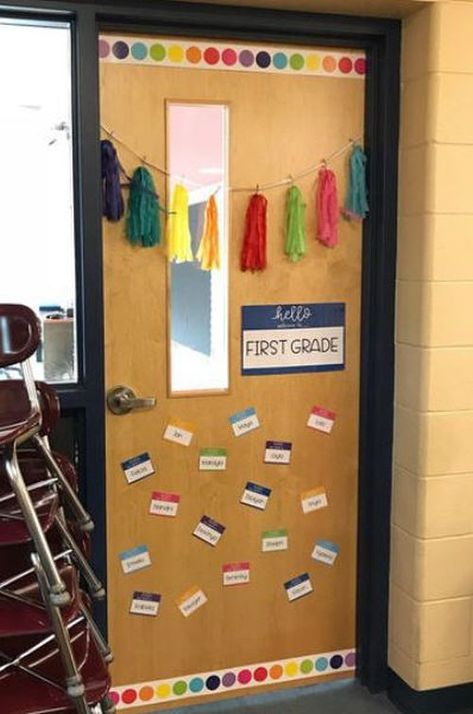 Back To School Classroom Door, Classroom Mascot, Kindergarten Door, Teacher Appreciation Door Decorations, Welcoming Classroom, Classroom Door Ideas, Classroom Door Decorations, Chalkboard Door, Back To School Classroom