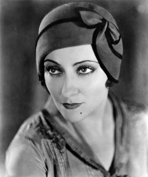 Gloria Swanson | Biography, Movies, & Facts | Britannica Norma Desmond, Dolores Costello, Antoine Bourdelle, Gloria Swanson, Jean Renoir, Joseph Cornell, Biography Movies, Isadora Duncan, Jeanne Moreau