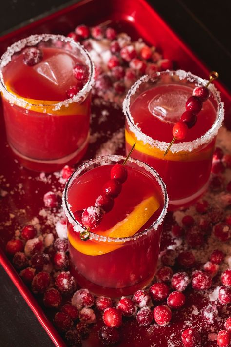 cranberry mezcal paloma cocktail Margarita Mix Drinks, Christmas Sangria Recipes, Cranberry Mocktail, Cranberry Sangria, Holiday Mocktail, Festive Holiday Drinks, Easy Mixed Drinks, Holiday Sangria, Cranberry Margarita