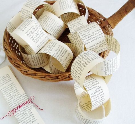 Diy Wedding Garland, Buku Diy, Book Themed Party, Bunting Diy, Garland Wedding Decor, Diy Music, Vintage Book Pages, Paper Chain, Book Page Crafts