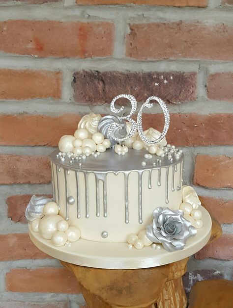 Silver Cake Decorations, Platinum Birthday Cake, Birthday Cake White And Silver, Silver Cake Ideas Birthdays, Silver And White Birthday Cake, Silver Bday Cake, Grey Cake Ideas, Black And Silver Cakes Birthday, Silver Jubilee Cake