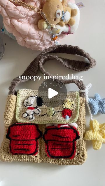 sun kissed stiches. on Instagram: "snoopy inspired baggg ⋆𐙚₊˚⊹♡  hehe hope you like it  the houses are pockets 👀   #crochet #crochetbag #crochetersofinstagram #crocheted #snoopy #snoopylover" Crochet Snoopy And Woodstock, Crochet Snoopy Bag, Crochet Snoopy Hat, Snoopy Granny Square, Crochet Projects For Winter, Crochet Ideas For Winter, Snoopy Crochet Pattern Free, Peanuts Crochet, Crochet Gift Ideas Quick