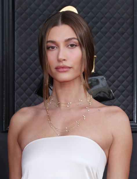 Hailey Bieber Grammys, Hailey Bieber Makeup, Healthy Era, Makeup 2022, X 2022, Big Nose Beauty, Blonde Bangs, Hailey Baldwin Style, Natural Glowy Makeup