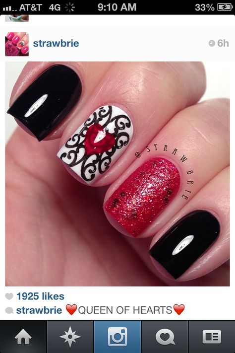 Queen of hearts nails Black And Red Valentines Nails, Nail Designs Disney, Red Valentines Nails, Valentine Nail Art, Heart Nail, Halloween Nail Designs, Get Nails, Heart Nails, Beautiful Nail Art