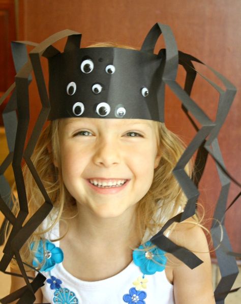 Spider Headband Craft...fun craft for Halloween and it gives something for the children to take home, even show their brothers and sisters how to make. One bad side of this activity would be that it is easily destructed and could cause some children to become disapointed when their legs or eyes wont stay glued or fall off in their bag throughout the day. Spider Headband Craft, Spider Headband, Spider Theme, Halloween Kindergarten, Itsy Bitsy Spider, Halloween Classroom, Hallowen Costume, Halloween Preschool, Easy Halloween Crafts