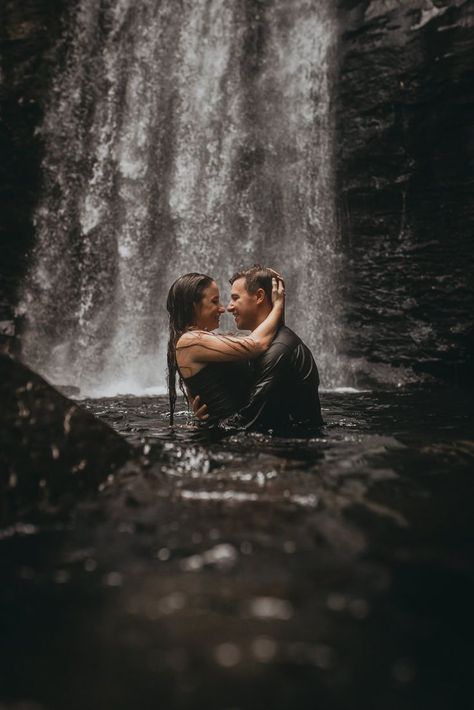 Waterfall Proposal, Couples Photoshoot Poses Romantic, Water Engagement Photos, Waterfall Engagement, Proposal Pictures, Lake Photoshoot, Waterfall Wedding, Waterfall Pictures, Water Shoot