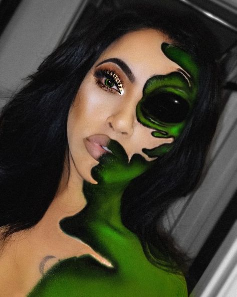 Evil Eye Makeup Halloween, Green Halloween Makeup Looks, Male Alien Makeup, Neon Alien Costume, Green Skeleton Makeup, Martian Makeup, Alien Inspired Makeup, Alien Eye Makeup, Green Alien Makeup