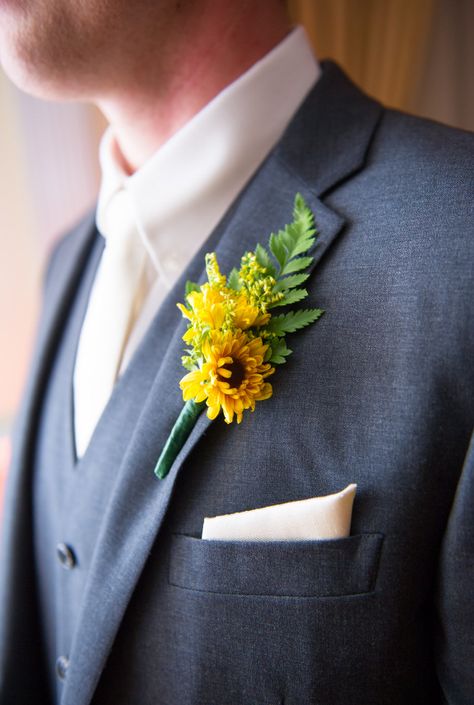 Black Eyed Susan Boutonniere, Boutineer Wedding, Sunflower Boutonniere, Wedding Shot List, Sunflower Bouquet, White Sunflowers, Boda Mexicana, Wedding Shot, Sunflower Bouquets