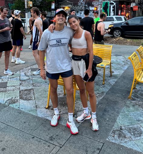 Marathon Spectator Outfit, Matching Running Outfits, Runner Boyfriend, 90s Running Outfit, Running Couple Aesthetic, Marathon Runner Aesthetic, Running Couple, Runner Outfit, Run Club Aesthetic