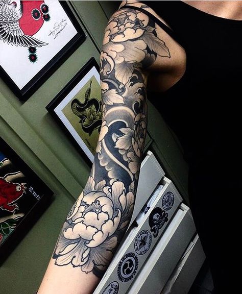 Japanese tattoo sleeve by @dalmirodalmont. #japaneseink #japanesetattoo Japanese Half Sleeve Tattoo Design Women, Neo Traditional Tattoos Black And Grey Sleeve, Crysanthemum Tattoo Half Sleeve, Traditional Japanese Tattoos For Women, Black And White Sleeve Tattoo, Japanese Sleeve Tattoos Women, Wave Tattoo Sleeve, Tattoo Japonais, Japanese Tattoo Women