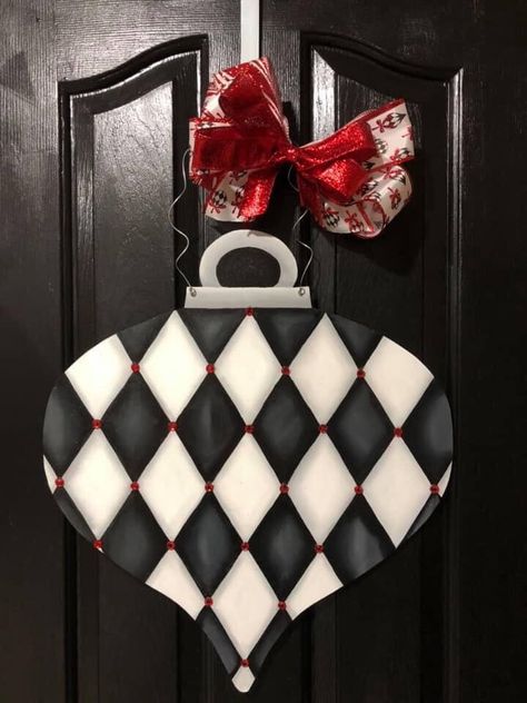 Wooden Ornament Door Hanger, Door Hangers Diy, Red Pictures, Christmas Ornament Wreath, White Ornaments, Christmas Door Hanger, Wooden Door Hangers, Christmas Door Decorations, Hand Painted Ornaments