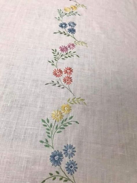 Bordados Tambour, Ribbon Embroidery Tutorial, Hand Embroidery Patterns Flowers, Floral Embroidery Patterns, Hand Embroidery Videos, Hand Embroidery Tutorial, Handmade Embroidery Designs, Embroidery Stitches Tutorial, Pola Sulam