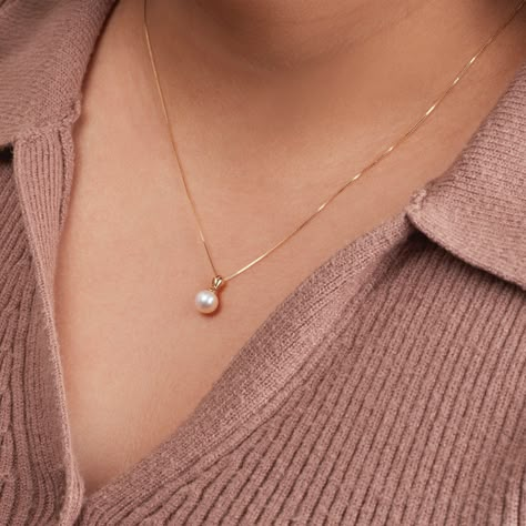 We travel overseas several times a year buying directly from pearl farmers so we can offer the best prices. This white freshwater Freshadama pearl was hand-selected by our buying team and we know you’ll look stunning wearing it. The setting for the pendant is completely made in-house. Everything is of superb quality and craftsmanship. Drop pendants are in high demand as more and more people realize the beauty of pearls comes in all shapes and colors. You will look dazzling wearing this pendant! Pearl Gold Pendant, White Pearl Pendant Necklace, Pearl Gold Chain, Single Pearl Pendant, Travel Overseas, Chain Ideas, Real Pearl Jewellery, Pearl Drop Pendant, Simple Pearl Necklace