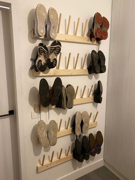 Wall Shoe Storage, Wall Shoe Rack, Diy Shoe Storage, Diy Shoe Rack, Star Shoe, Shoe Rack Closet, Diy Apartment Furniture, Diy Baby Furniture, Smart Ideas