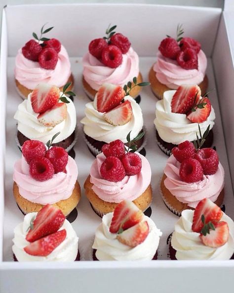 Fancy Cupcakes, Cupcake Designs, Beautiful Desserts, Food Cake, Dessert Cupcakes, January 25, Baking Ideas, Cake Decorating Tips, Sweet Cakes