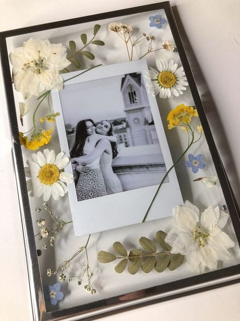 Photo Frame Crafts, Pressed Flower Frame, Diy Photo Book, Creative School Project Ideas, Pressed Flower Crafts, Polaroid Frame, Diy Picture Frames, Pressed Flower Art, Hanging Frames