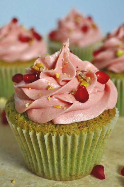 Pomegranate Cupcakes, Pistachio Cupcakes, Almond Cupcakes, Pomegranate Recipes, Pretty Cupcakes, Pistachio Cake, Holiday Dinners, Pastry Desserts, Indian Desserts