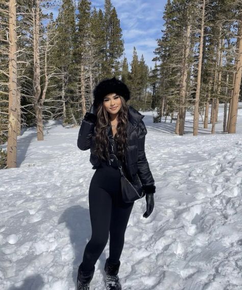 Snow Pictures Outfit, All Black Snow Outfit, Winter Village Outfit, Snow Ootd Winter Outfits, Baddie Snow Outfits, City Snow Outfits, Colorado Outfit Winter Snow, Snow Cabin Outfit, Cute Colorado Outfits