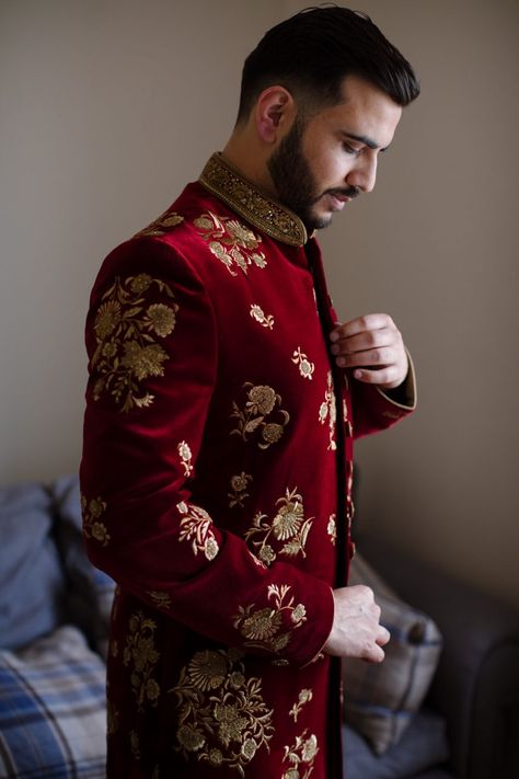 Red Sherwani Indian Groom, Daura Suruwal, Red Indian Wedding, Traditional Indian Mens Clothing, Jodhpuri Suits, Man Dress Design, Sherwani For Men Wedding, Groom Pose, Groom Dress Men