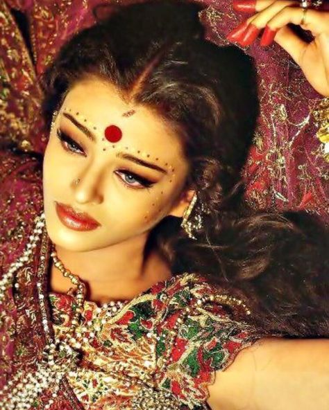 Aishwarya Rai Bachchan in Devdas #Paro Aishwarya Rai Traditional Look, Aishwarya Devdas, Umrao Jaan, ऐश्वर्या राय, Vintage Bollywood Aesthetic, Aishwarya Rai Bachchan, Mangalore, Indian Woman, Indian Makeup