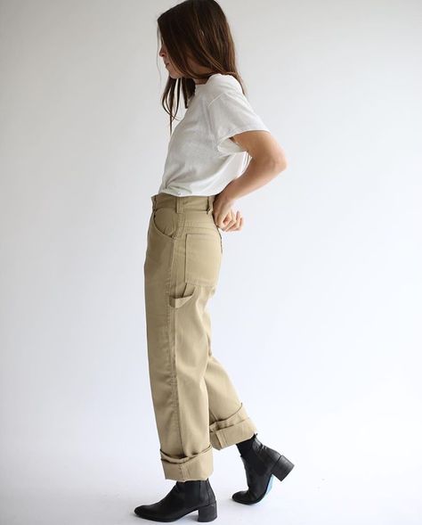 Painter Pants Outfit, Carpenter Pants Outfit, Painter Outfit, Khaki Pants Outfit, Tomboy Femme, Painter Pants, Boss Dress, Painters Pants, Photoshoot Inspo