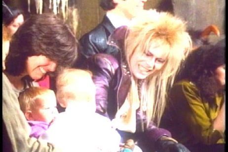 Labyrinth: Behind the scenes photo with Toby! Jim Henson Labyrinth, Labyrinth Jareth, David Bowie Labyrinth, Bowie Labyrinth, Labyrinth 1986, Labyrinth Movie, Goblin King, Major Tom, The Dark Crystal