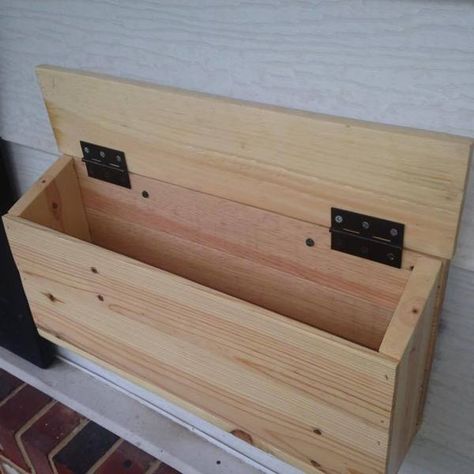 DIY Pallet Mailbox - RYOBI Nation Projects Wooden Mailbox, Diy Mailbox, Used Pallets, Old Pallets, Wood Pallet Projects, Diy Pallet Projects, Diy Pallet, Wooden Pallets, Pallet Projects