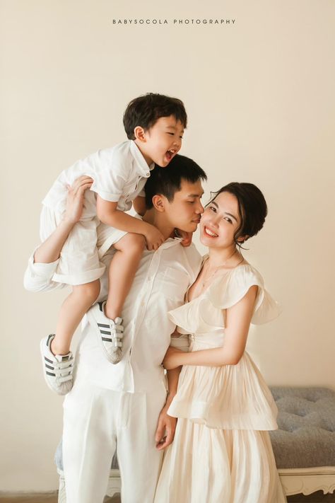 Studio Photoshoot Ideas Family Of 3, Korean Family Photo, Family Photo Studio Concept, Family Of 3 Photoshoot Studio, Self Foto, Family Photo Studio, Family Potrait, Family Portrait Outfits, Korean Photoshoot