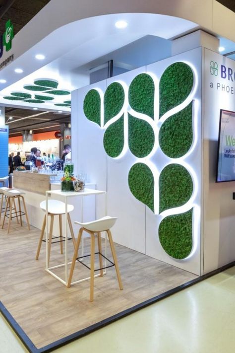 Green Exhibition Booth, Green Booth Design, Modern Exhibition Booth Design, Expo Stand Design, Artificial Wall, Vertikal Garden, Green Wall Design, Modern Restaurant Design, Hostels Design