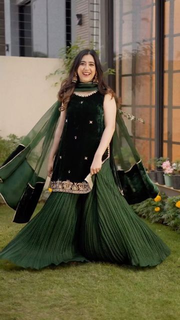 Best Sharara Designs, Velvet Sharara Suit Pakistani, Fancy Dresses Design Pakistani, Sharara Suit Designs Latest Wedding, Simple Sharara Designs Latest, Velvet Shirt Design, Velvet Suits Design, Dress For Mehendi Function, Velvet Dress Designs Pakistani