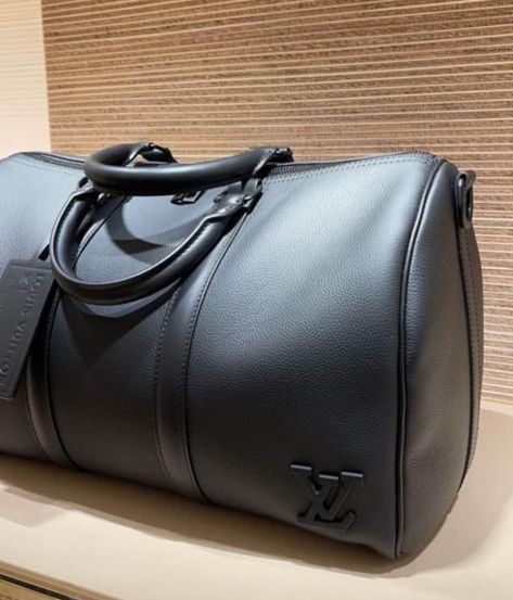 Black Luxury Luggage With Leather Handles, Luxury Duffle Bag With Luggage Sleeve For On-the-go, Luxury Black Men's Weekender Bag, Louis Vuitton Makeup Bag, Luxury Men's Bags For On-the-go, Luxury Black Luggage For On-the-go, Louis Vuitton Duffle Bag, Stylish Luggage, Tech Bag