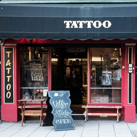 Cute Tattoo Parlor, Small Tattoo Shop Interior, Tattoo Shop Ideas, Tattoo Salon Design, Tattoo Parlor Interior, Tattoo Parlor, Tattoo Parlor Aesthetic, Studio Tattoo, Tattoo Studio Aesthetic