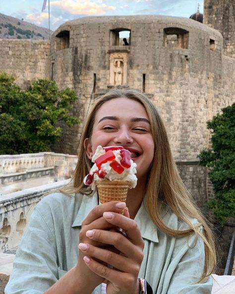 Ice Cream Photo Ideas Instagram, Pose With Ice Cream, Sister Shoot, Ice Cream Photos, Europe Photos, Japan Aesthetic, Vacation Pictures, Cute Poses, Insta Photo Ideas