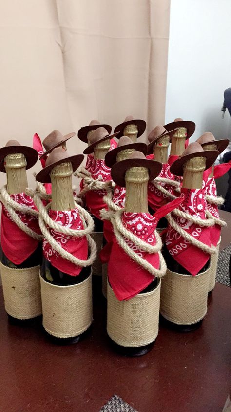 Boots And Bowties Theme Party Ideas, Cowboy Theme Table Decorations, Rodeo Table Decorations, Western Centerpiece Ideas Cowboy Theme, Western Theme Centerpieces, Cowboy Centerpiece Ideas, Western Quinceanera Ideas, Western Quince, Cowboy Party Centerpiece