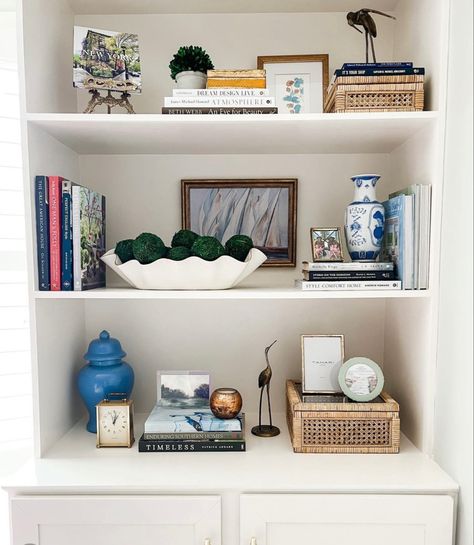 Shelf Decor Bedroom Colorful, Styling Open Shelves Living Room, Small Bookshelf Styling, Built In Shelves Decor Ideas, Large Bookshelf Styling, Bookshelf In Bedroom Ideas, Eclectic Shelf Decor, Modern Shelf Styling, Cute Shelf Decor