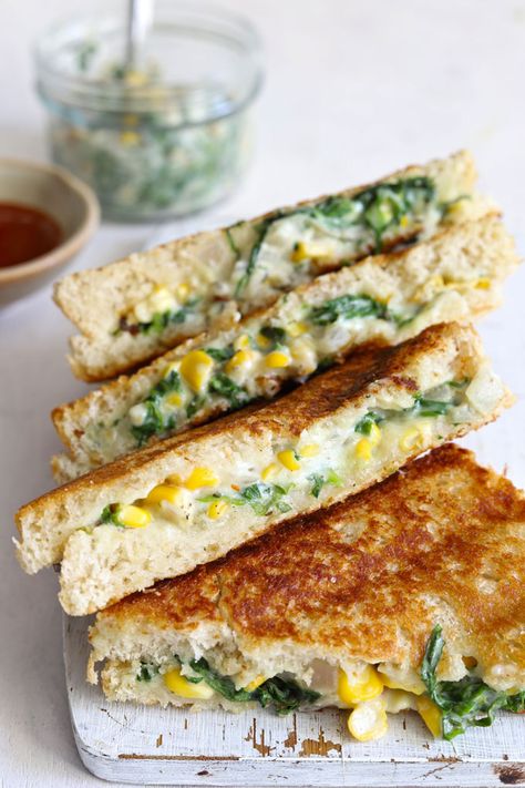 Spinach Corn Sandwich is a vegetarian grilled sandwich packed with the goodness of spinach, corn, and a creamy whole wheat white sauce. Spinach And Corn Sandwich, Spinach Corn Cheese Sandwich, Spinach And Corn Recipes, Spinach Corn Recipes, Cheese Corn Sandwich, Spinach Sandwich Recipes, Grilled Sandwich Recipes Vegetarian, Veg Sandwich Recipes, Corn Sandwich Recipe