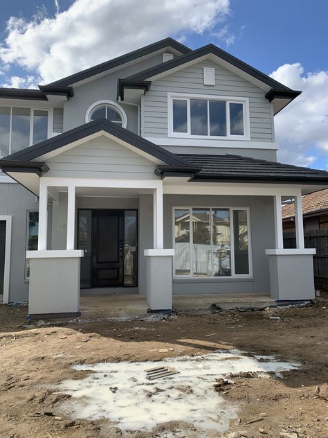 White And Dark Grey House Exterior, Grey Hamptons House Exterior, White House With Grey Roof, Grey House With White Windows, Gray And White House Exterior, Grey And White House, Monochrome House, Hamptons Facade, American House Design