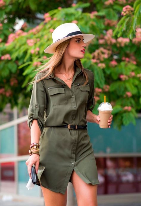 INSPIRACIÓN: LOOKS DE VERANO CON SOMBRERO Safari Outfit Women, Safari Look, Safari Outfit, Safari Outfits, Safari Dress, Walking Down The Street, Green Shirt Dress, Mode Casual, Safari Style