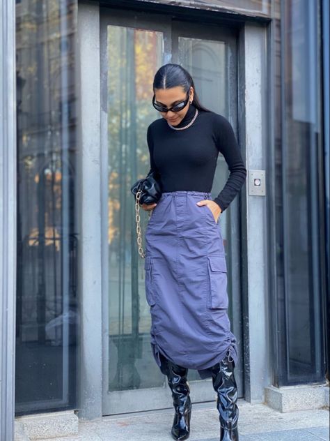 Cargo skirt outfit Leather Cargo Skirt Outfit, Parachute Maxi Skirt Outfit, Parachute Skirt Outfit Aesthetic, Parachute Cargo Skirt Outfit, Cargo Skirt Street Style, Cargo Skirts Women, Parachute Cargo Skirt, Cargo Skirt Fall Outfit, Outfits With Cargo Skirts