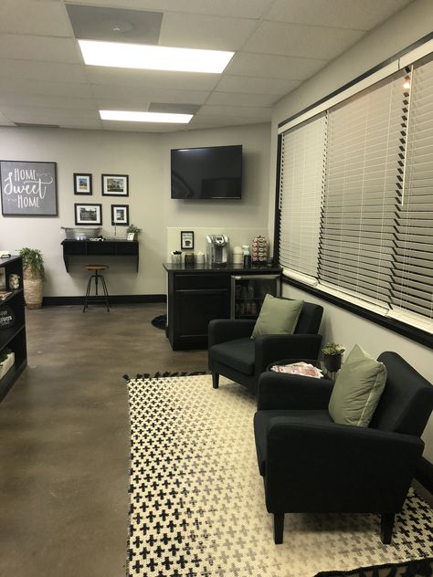 Comfortable office are with coffee bar Waiting Room Design Reception Areas, Waiting Room Design, Office Reception Area, Tire Shop, Office Waiting Rooms, Cozy Office, Comfortable Office, Waiting Area, Private Practice