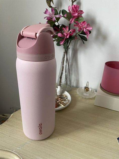 Owla Water Bottles, Awola Water Bottles, Light Pink Owala Water Bottle, Owala Bottle Aesthetic, Cute Aesthetic Water Bottles, Pink Owala Bottle, Pretty Water Bottles, Owala Water Bottle Pink, Cute Owala Water Bottle