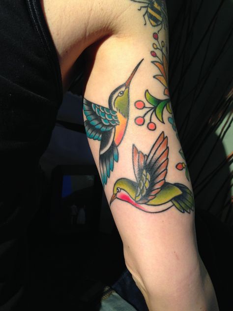 Neo Trad Hummingbird Tattoo, Vintage Hummingbird Tattoo, Hummingbird Tattoo Old School, Humming Bird Traditional Tattoos, Neotraditional Hummingbird Tattoo, Traditional Style Hummingbird Tattoo, Traditional Tattoos Hummingbird, Colored Hummingbird Tattoo, Hummingbird Leg Tattoo