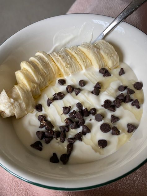 Banana With Honey, Yogurt And Chocolate Chips, Breakfast With Honey, Yogurt Healthy Recipes, Healthy Food Ideas Aesthetic, Banana Chocolate Chips, Milk Aesthetic, Yogurt Banana, Honey Drizzle